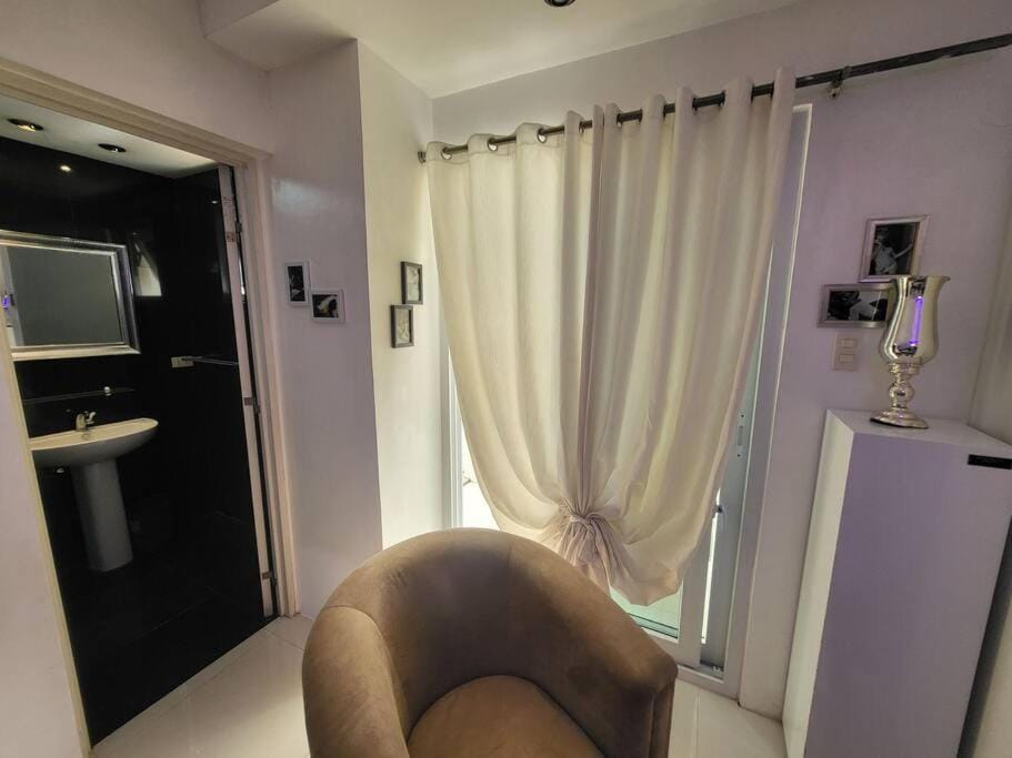 Sheryll Escapes - Kandi studio, 6th floor, outdoor seating, smoking area! Apartment in Angeles
