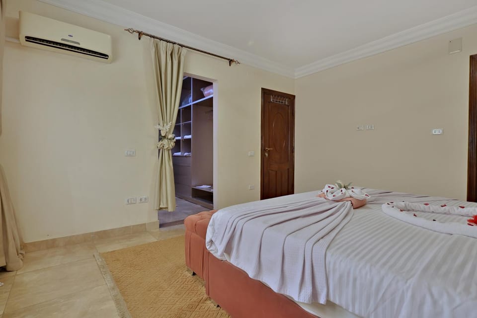 Bed, Photo of the whole room, Bedroom, air conditioner