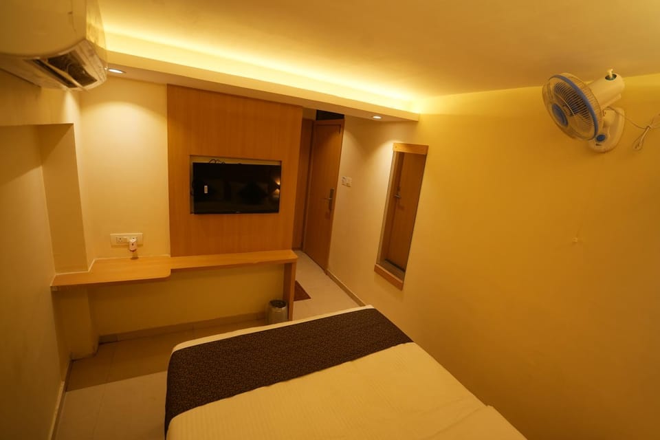 Bed, TV and multimedia, Photo of the whole room