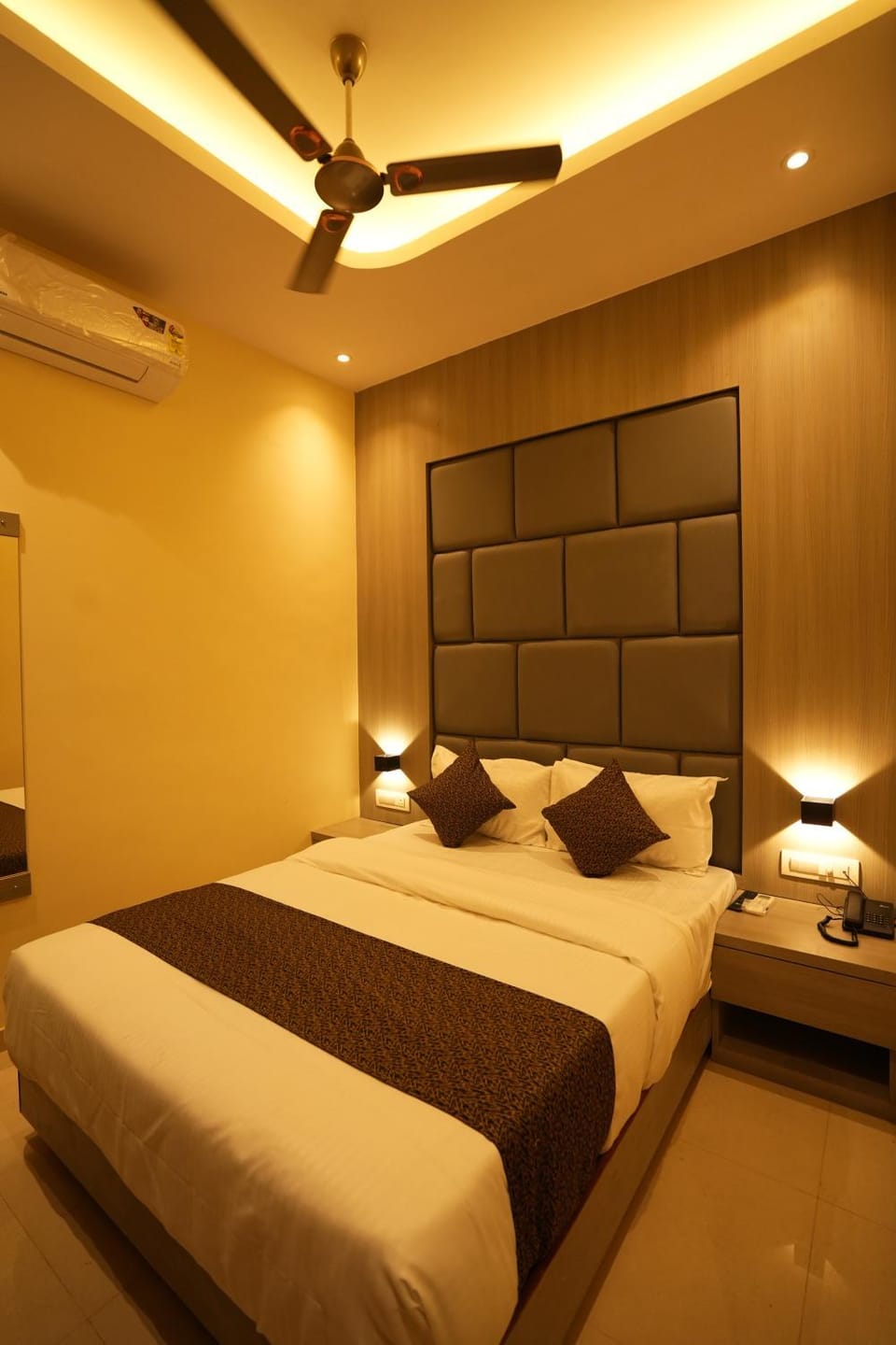 Bed, Photo of the whole room, Bedroom, fireplace, air conditioner