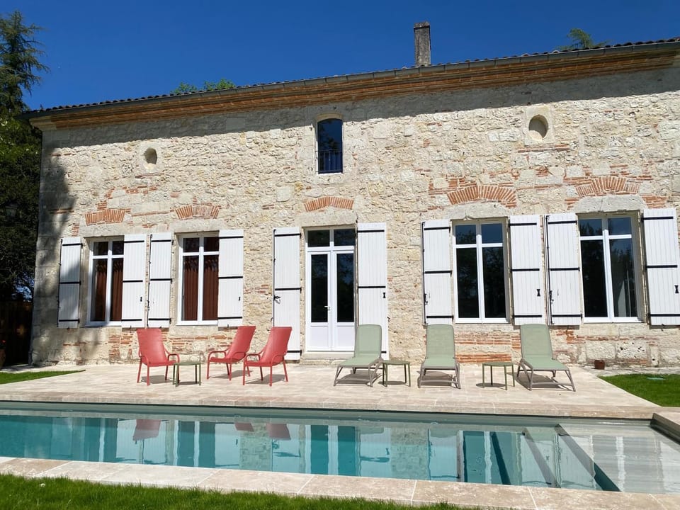 Property building, Patio, Balcony/Terrace, Pool view, Swimming pool, Swimming pool, sunbed
