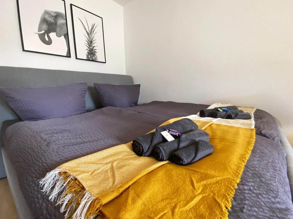Bed, Photo of the whole room, Bedroom, towels