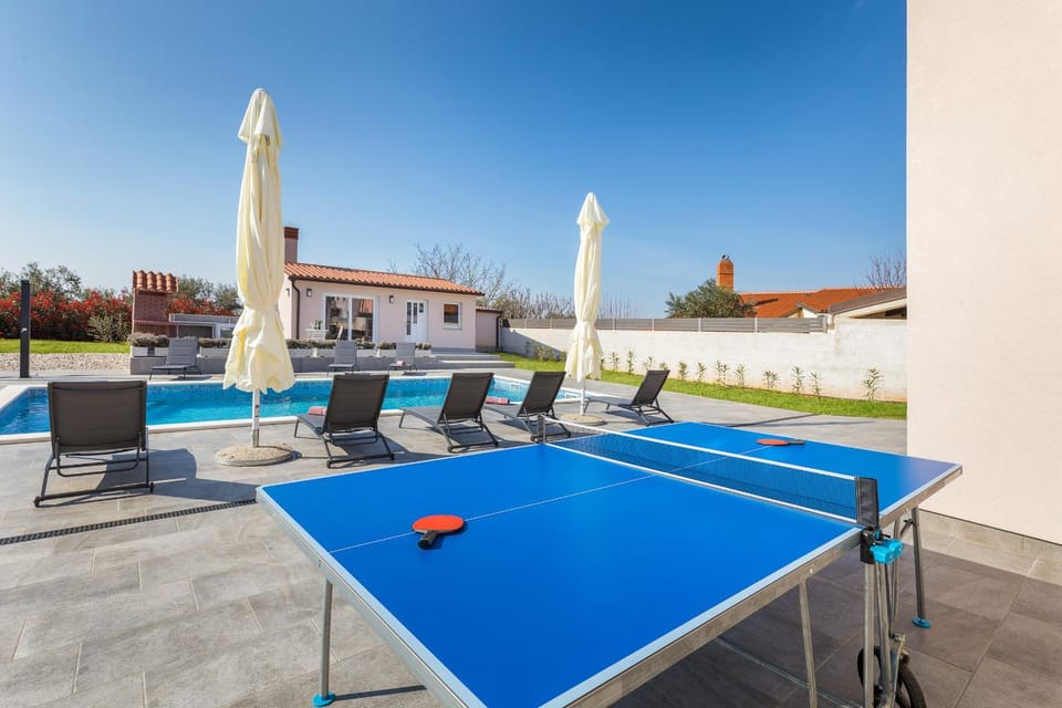 Table tennis, Swimming pool