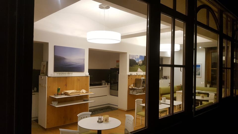 Seating area, Dining area