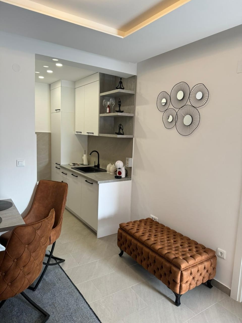 Coffee/tea facilities, Kitchen or kitchenette, Seating area, Dining area