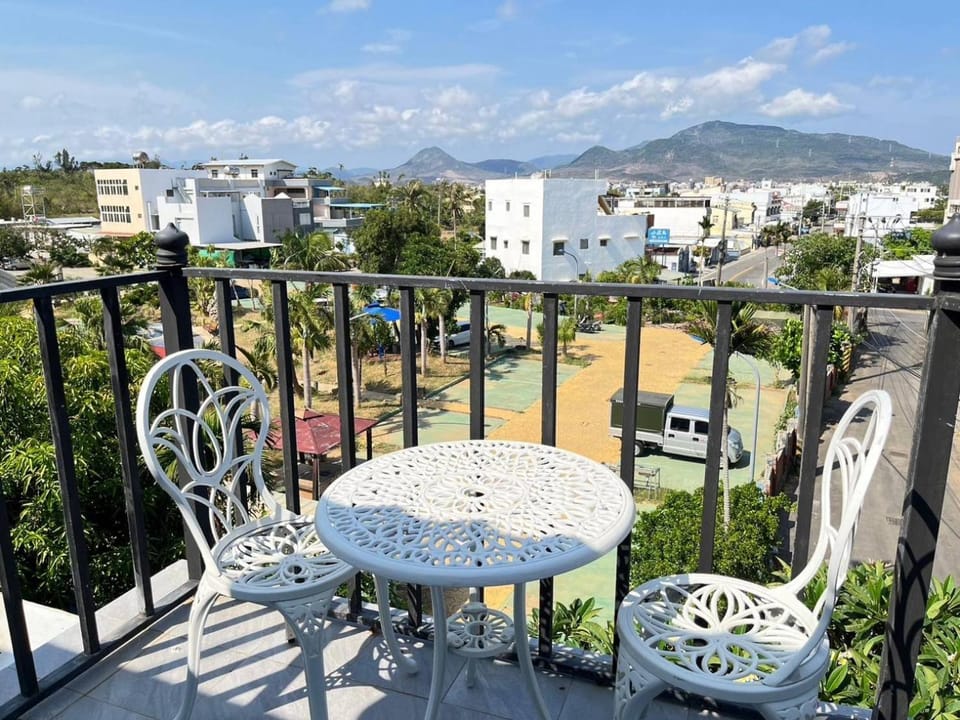 Property building, Patio, Nearby landmark, Day, Natural landscape, Dining area, City view, Mountain view