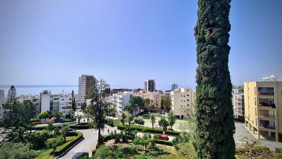 Property building, Neighbourhood, Garden, Tennis court, Tennis court, City view, Sea view