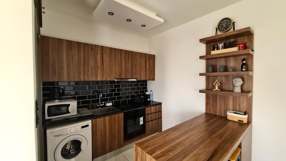 Kitchen or kitchenette, Lounge or bar, minibar, oven, stove, toaster, washing machine