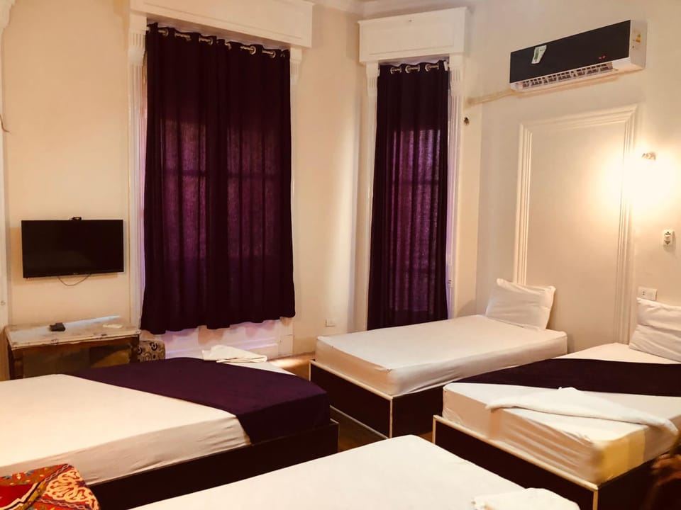 Bed, TV and multimedia, Photo of the whole room, Bedroom, air conditioner