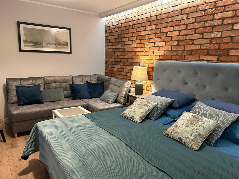 Bed, Living room, Photo of the whole room, Seating area, Bedroom