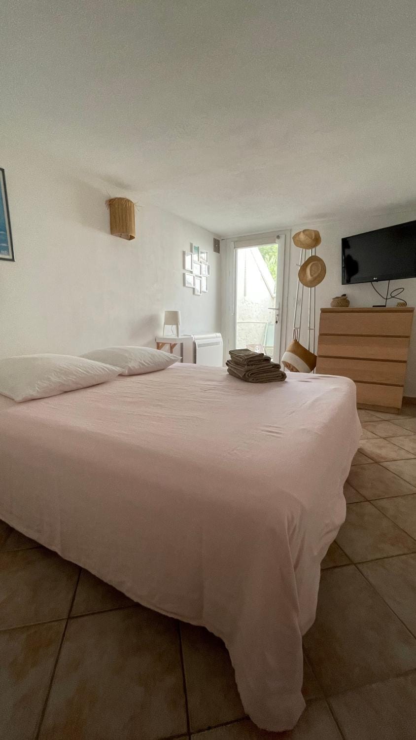 T2 - Rez de Jardin, proche de la mer Apartment in Hyères