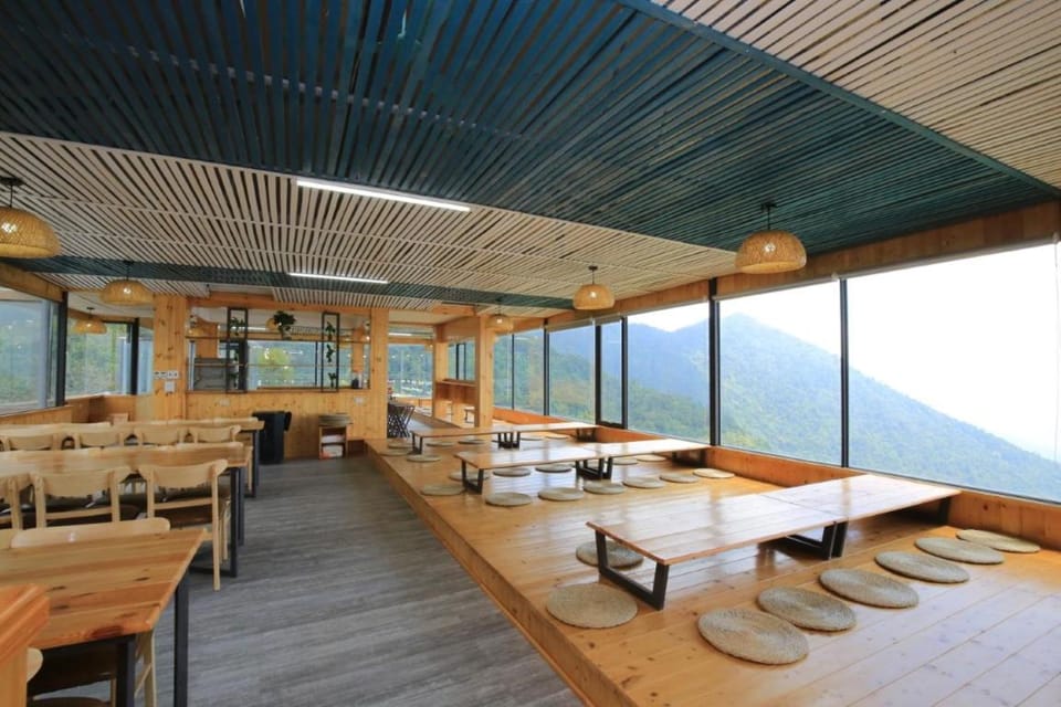 Restaurant/places to eat, Banquet/Function facilities, Seating area