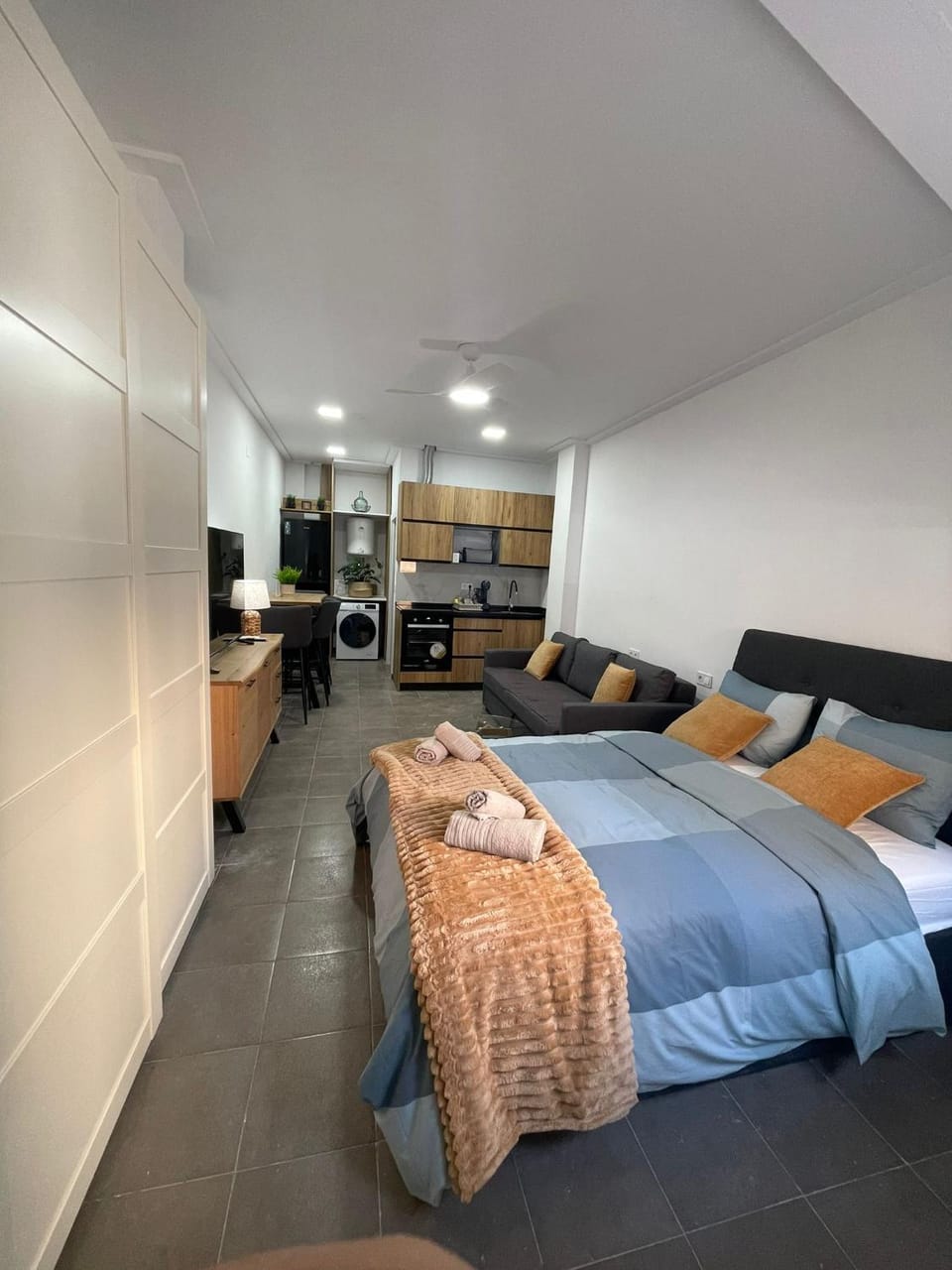 Bed, TV and multimedia, Kitchen or kitchenette, Living room, Photo of the whole room, Seating area, Bedroom, towels