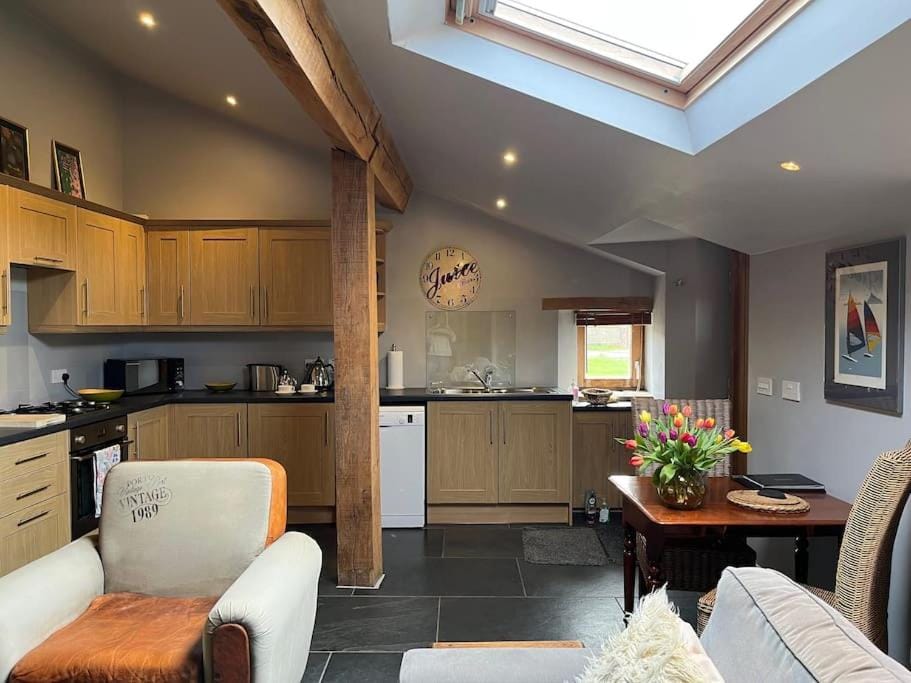 Kitchen or kitchenette, Seating area, Dining area