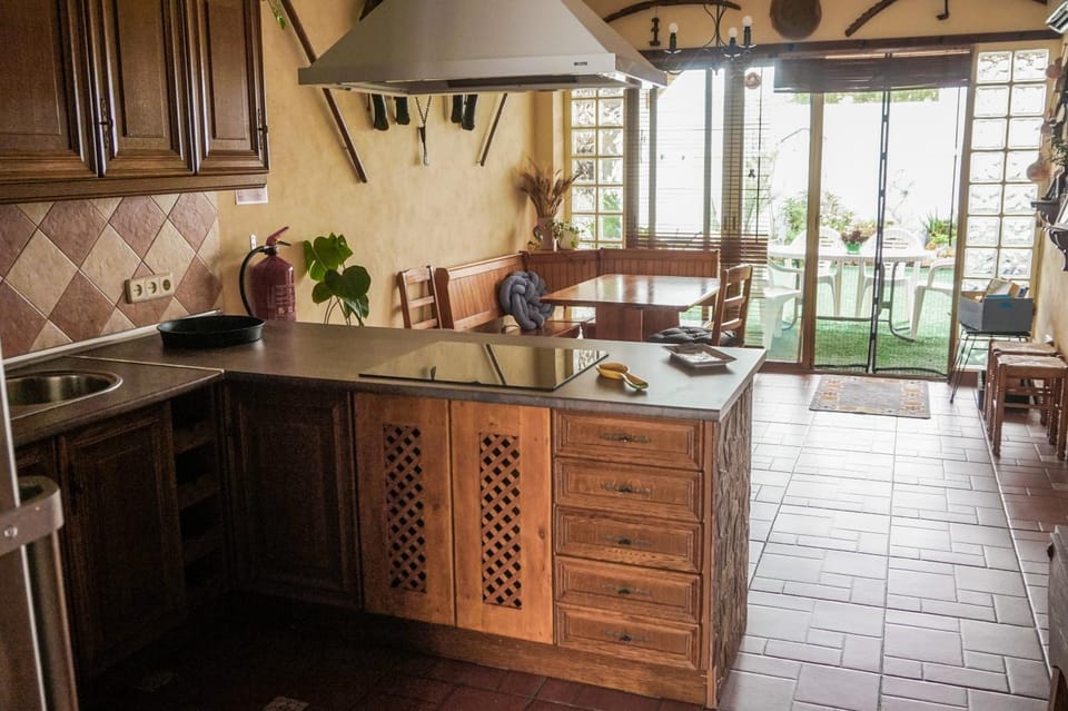 Kitchen or kitchenette, Dining area, stove