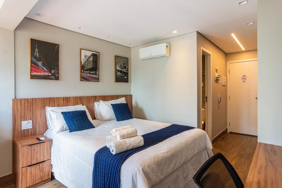 Bed, towels
