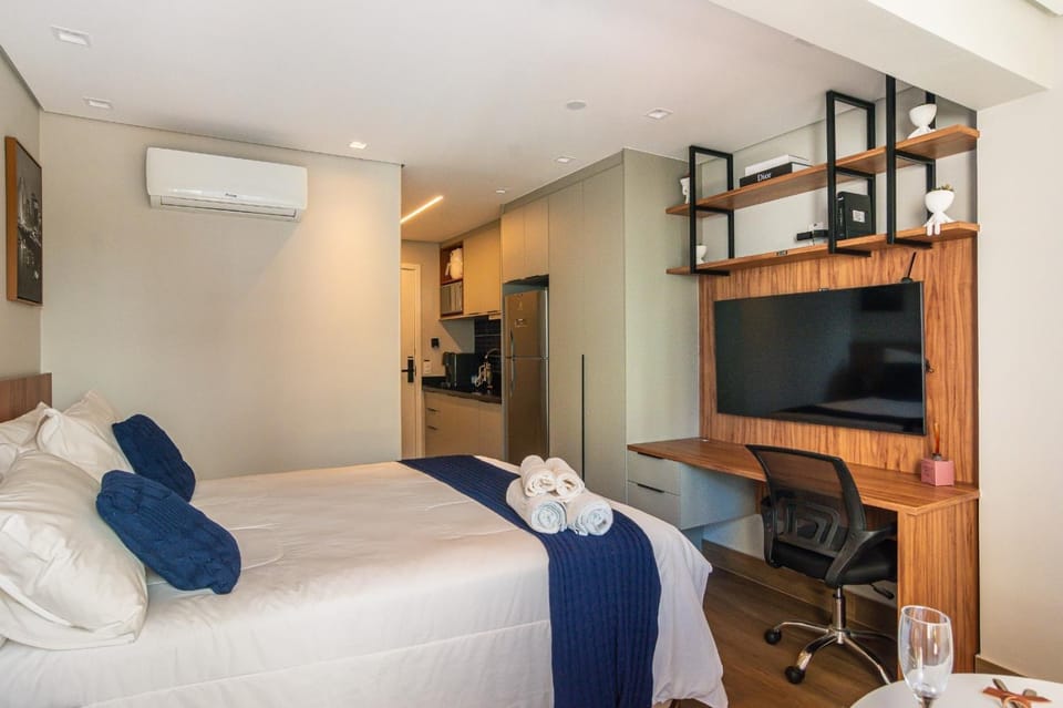 Bed, TV and multimedia, Kitchen or kitchenette, Photo of the whole room, Bedroom, air conditioner