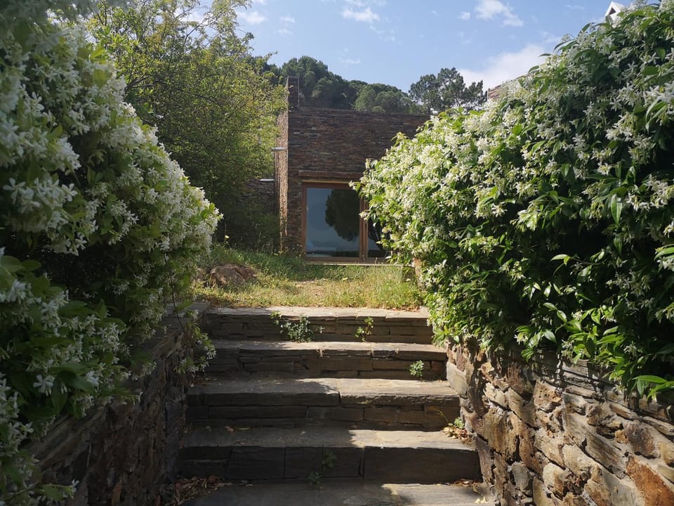 Cap de Creus : bungalow, jardin y vista al mar. Bed and Breakfast in Alt Empordà