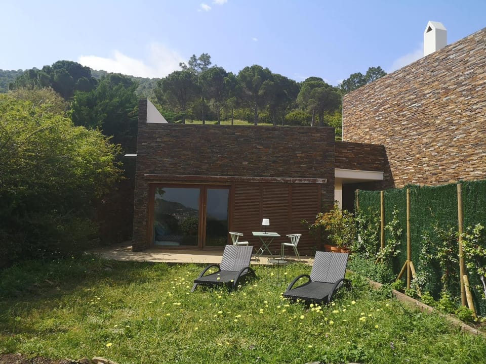 Cap de Creus : bungalow, jardin y vista al mar. Bed and Breakfast in Alt Empordà
