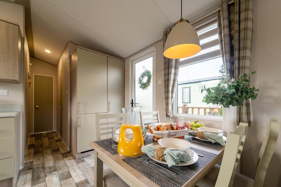 Kitchen or kitchenette, Dining area, Food, Breakfast