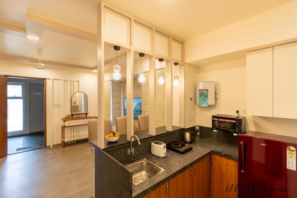 Kitchen or kitchenette, minibar, toaster