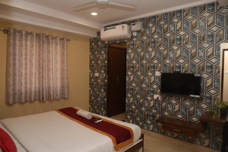 Bed, TV and multimedia, Bedroom