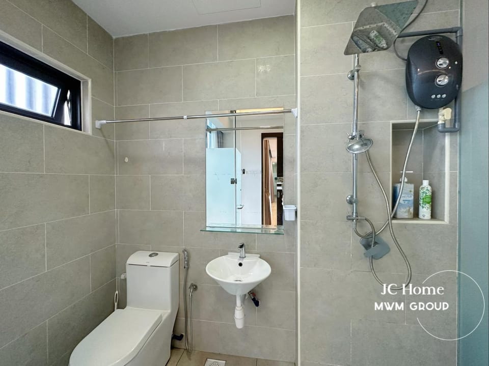 Shower, Toilet