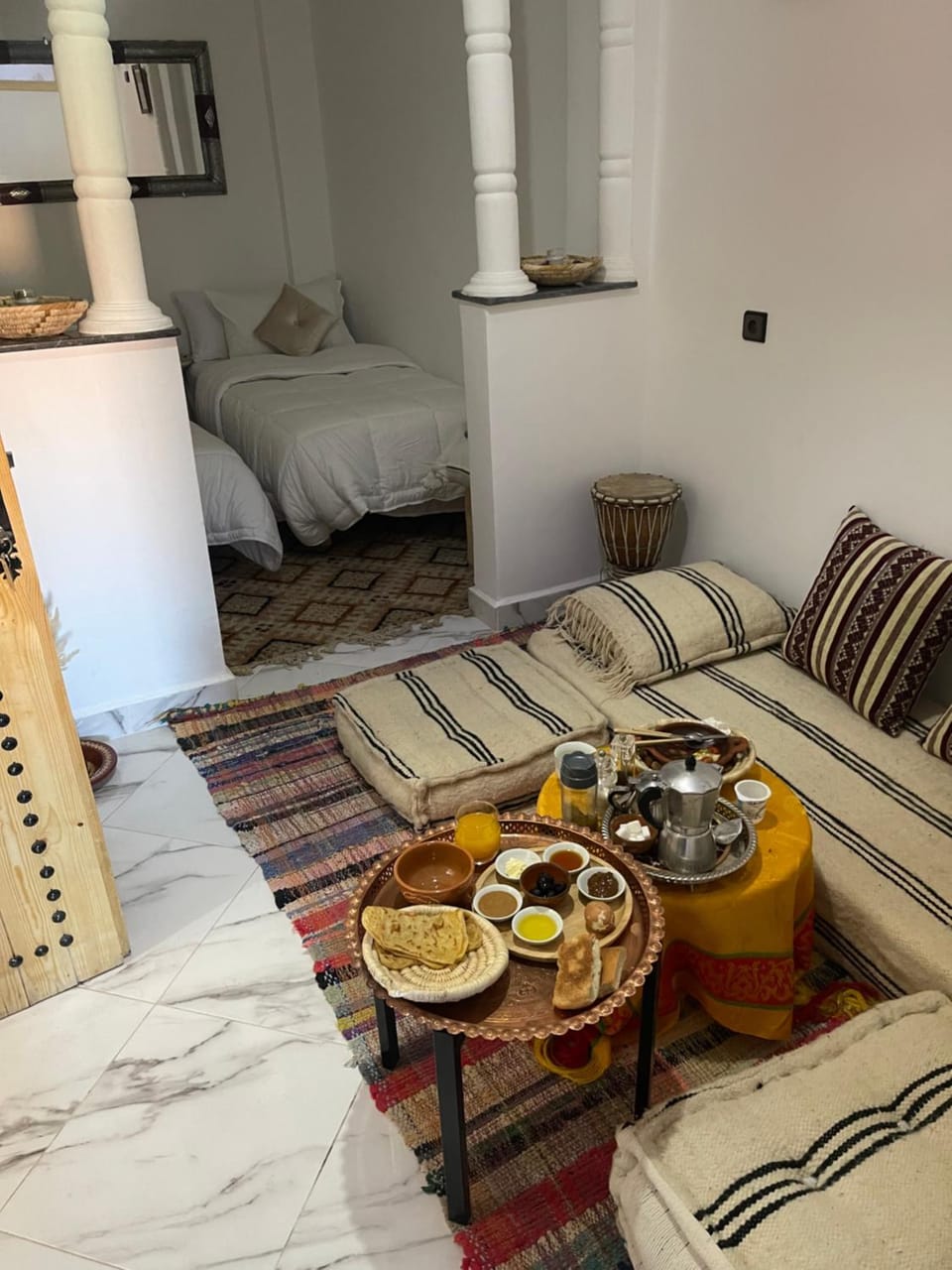 Living room, Seating area, Dining area