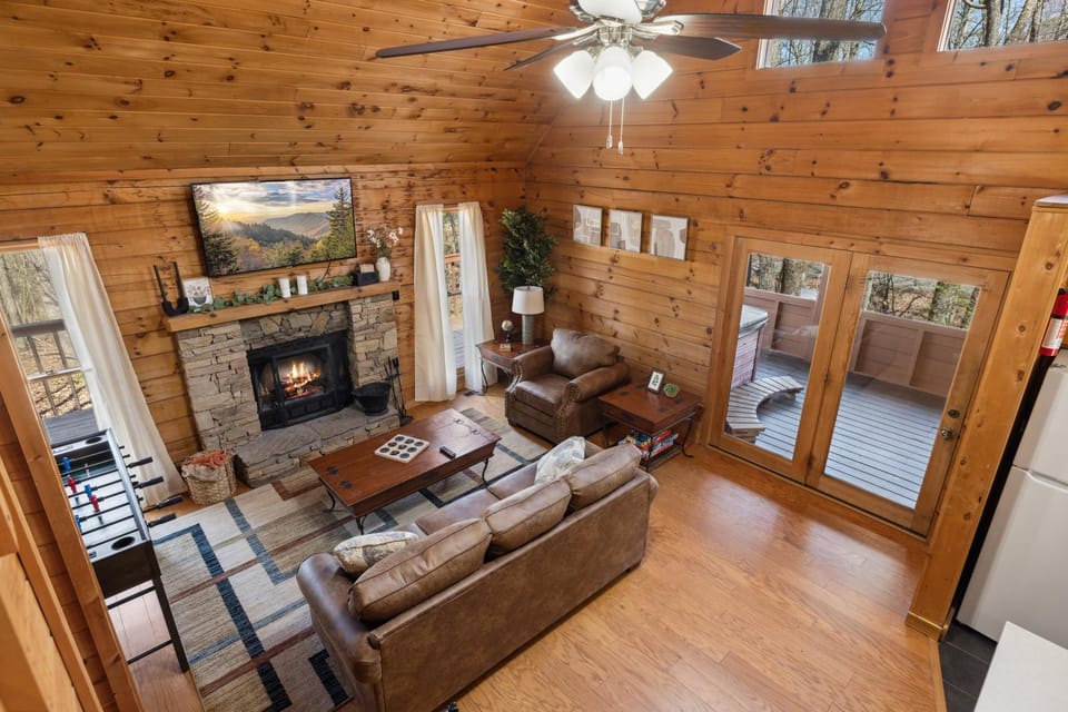 Communal lounge/ TV room, TV and multimedia, Living room, Seating area, fireplace, flat iron