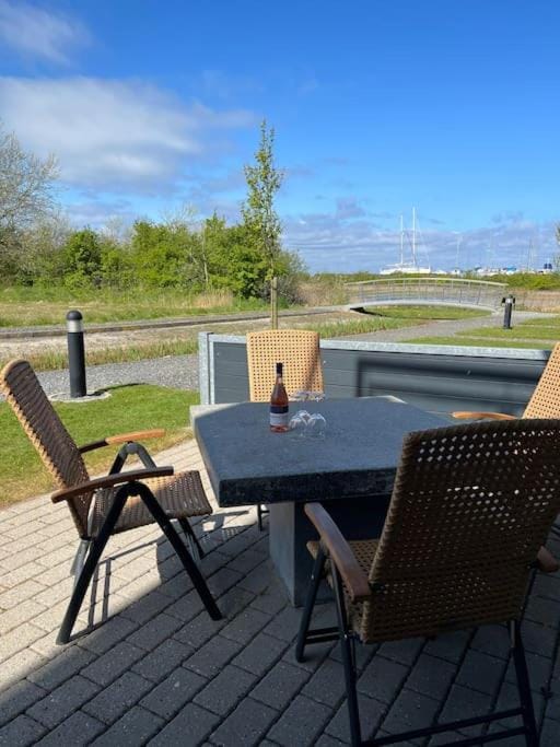 Fantastisk lejebolig med direkte udsigt til sø House in Bogense