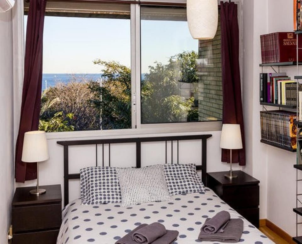 Bed, Day, Library, Decorative detail, Bedroom, Sea view