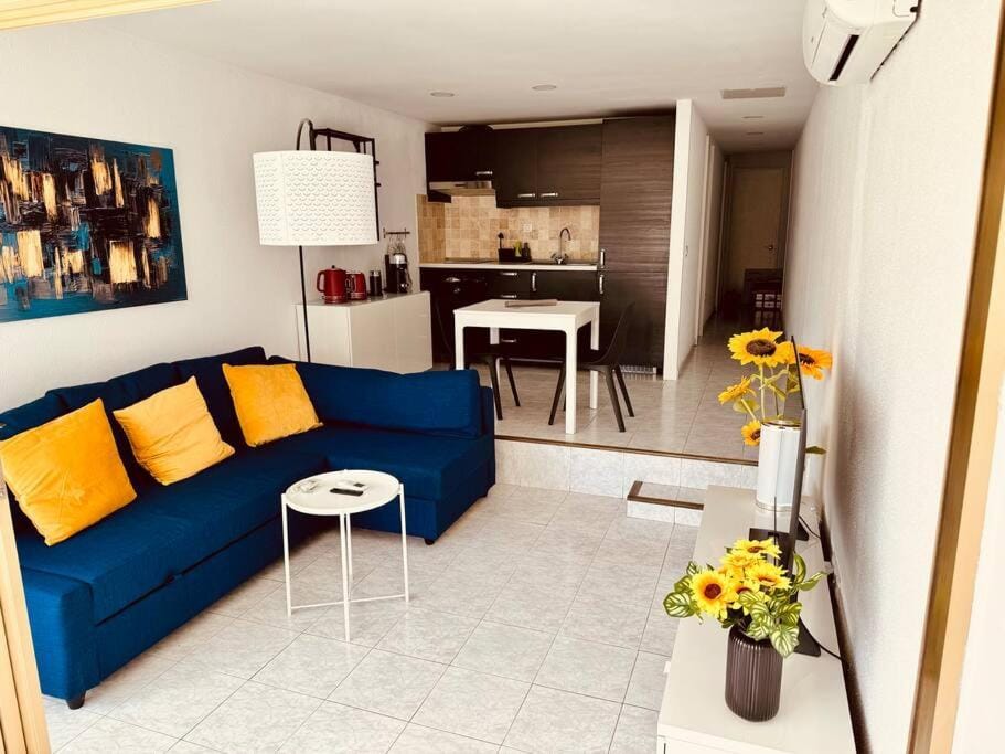 Kitchen or kitchenette, Living room, Dining area