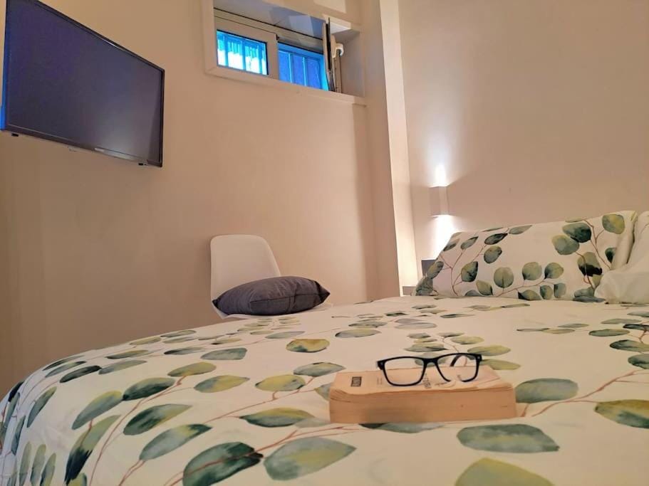 Bed, TV and multimedia, Bedroom