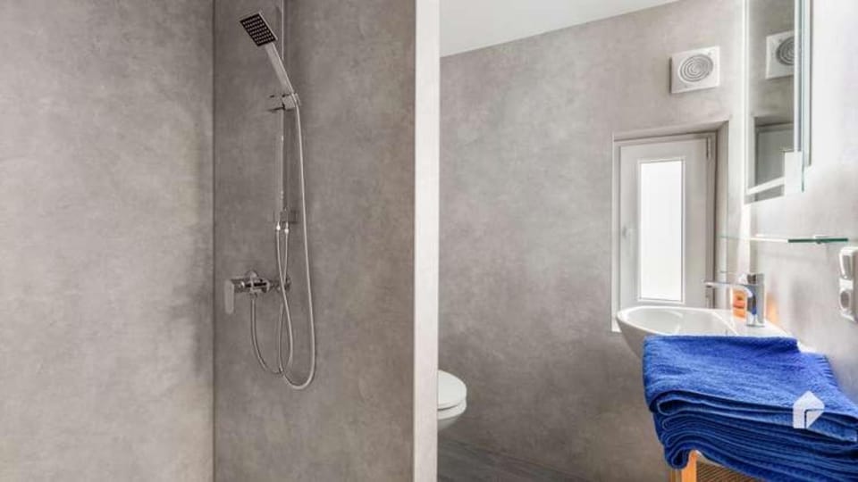 Shower, Toilet, Bathroom, towels