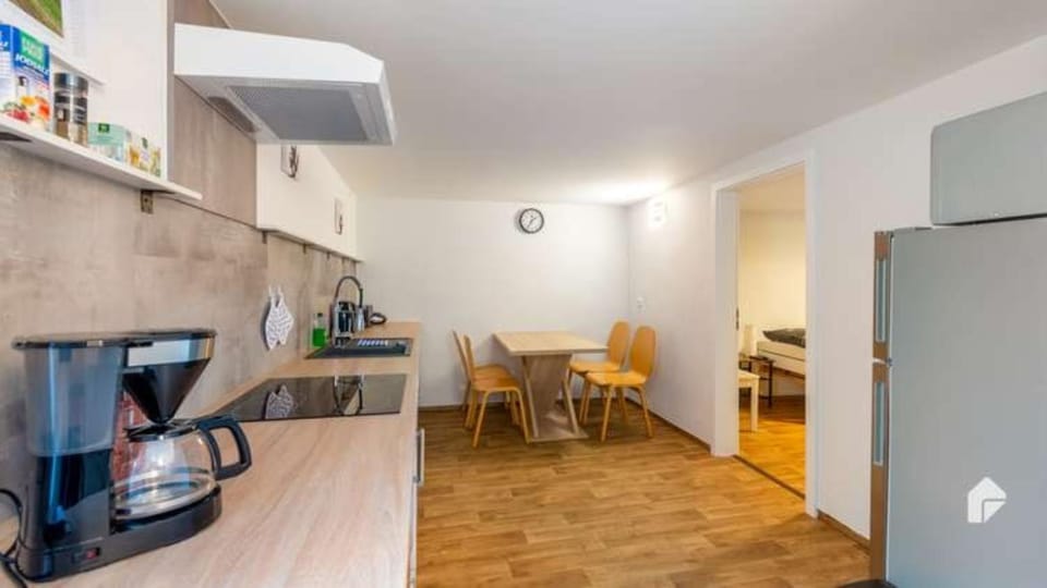 Coffee/tea facilities, Dining area, Food, stove, kitchen