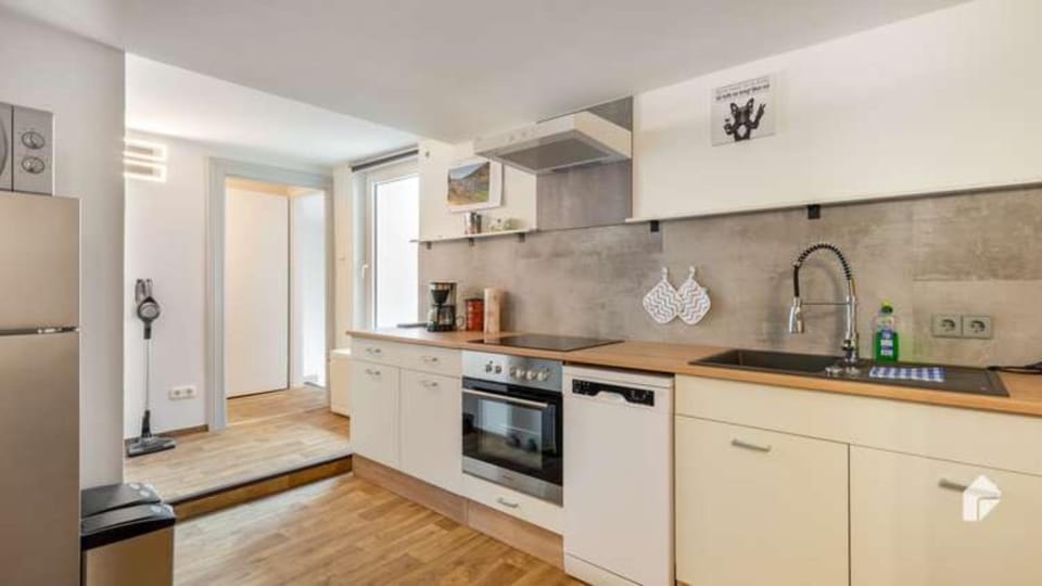 Coffee/tea facilities, Kitchen or kitchenette, dishwasher, stove, kitchen