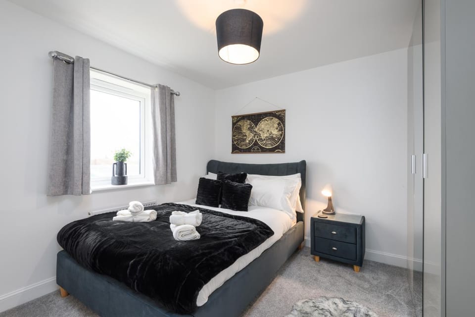 Bed, Photo of the whole room, Bedroom, towels