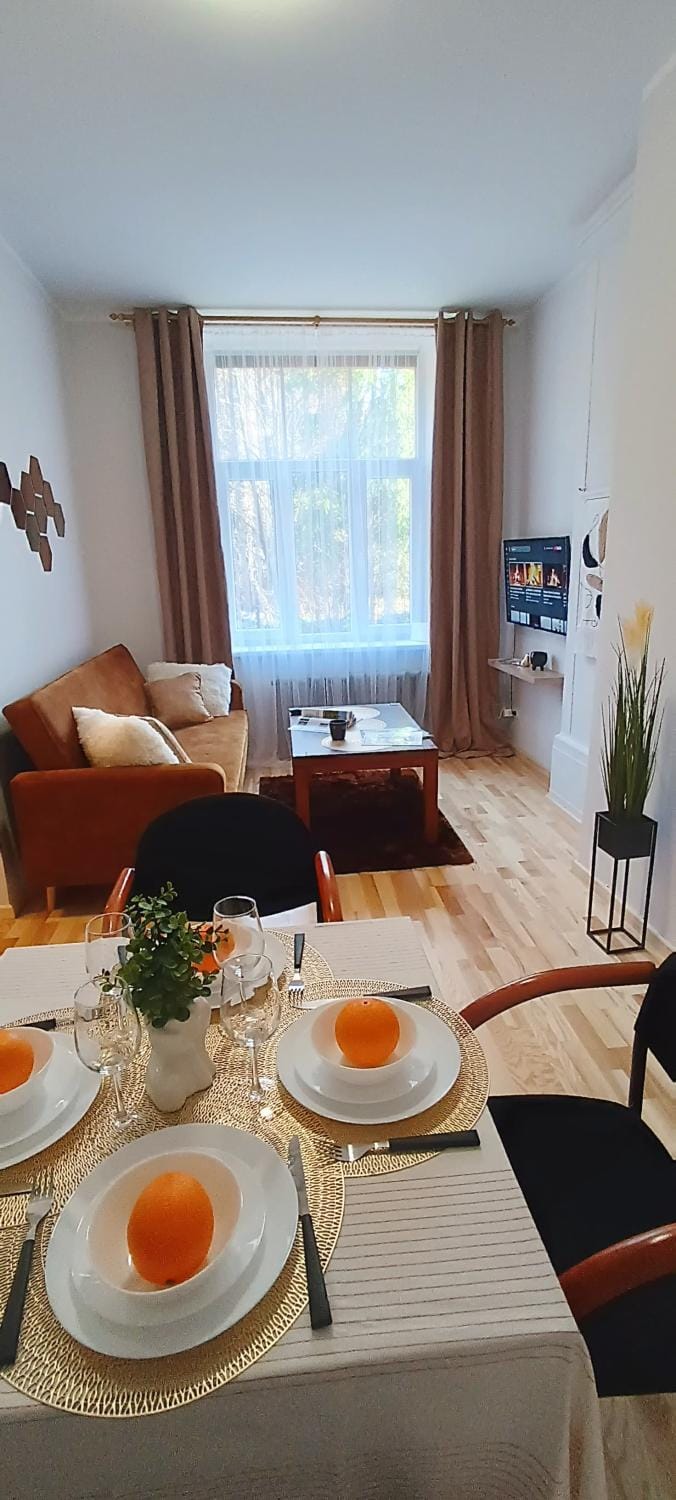 TV and multimedia, Living room, Photo of the whole room, Seating area, Dining area