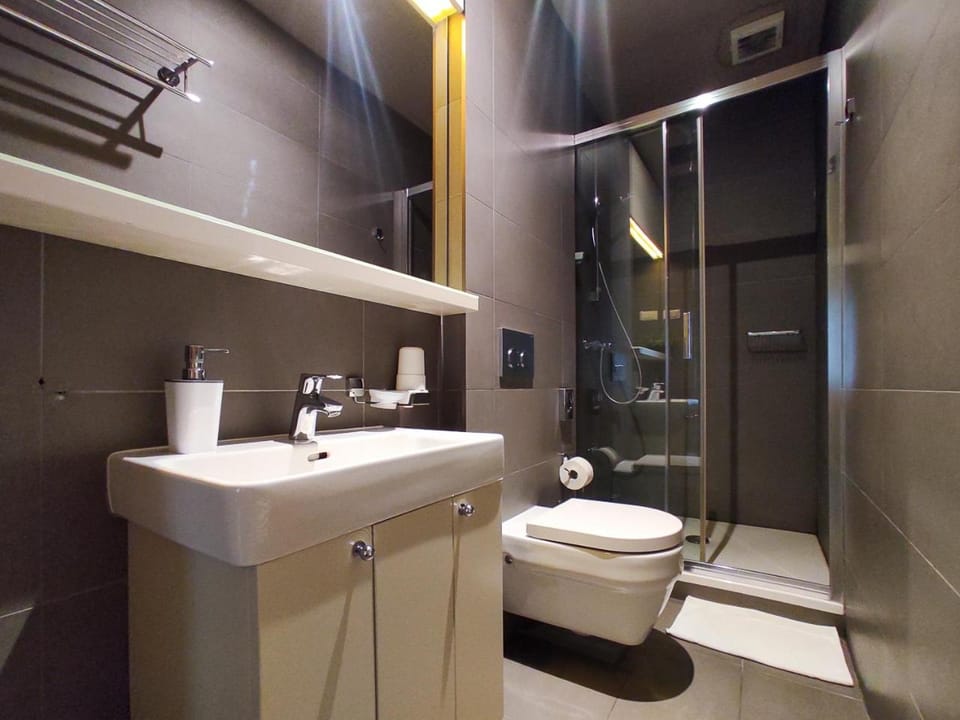 Shower, Toilet, Bathroom, towels