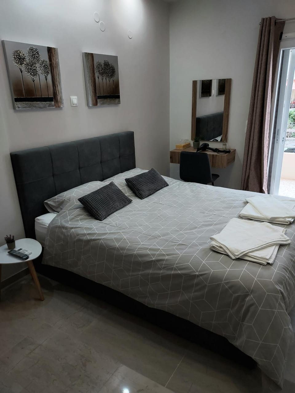 Bed, Bedroom, towels
