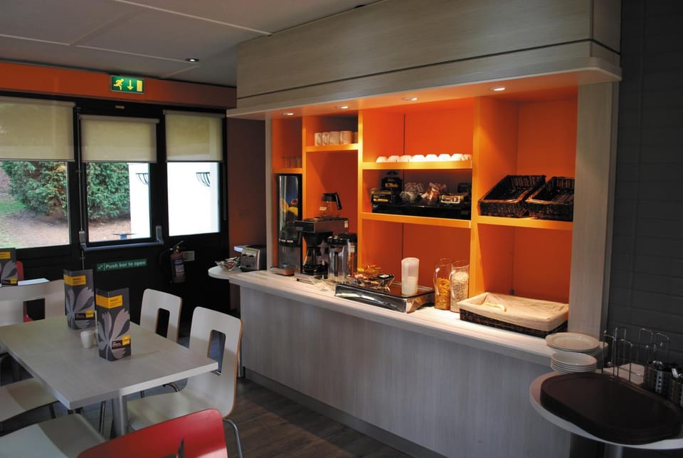 Restaurant/places to eat, Restaurant/places to eat, Kitchen or kitchenette, Food and drinks, Food, Breakfast