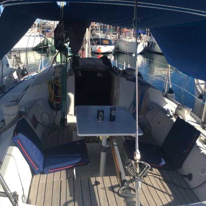 Nuitée à bord de Danilou un voilier de 9.50m Docked boat in Occitanie