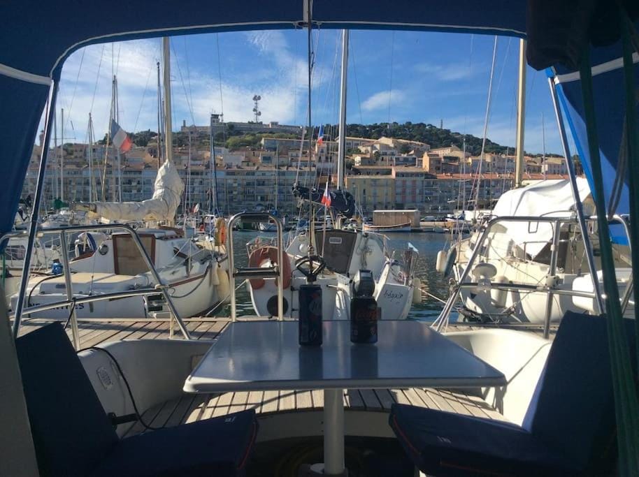 Nuitée à bord de Danilou un voilier de 9.50m Docked boat in Occitanie