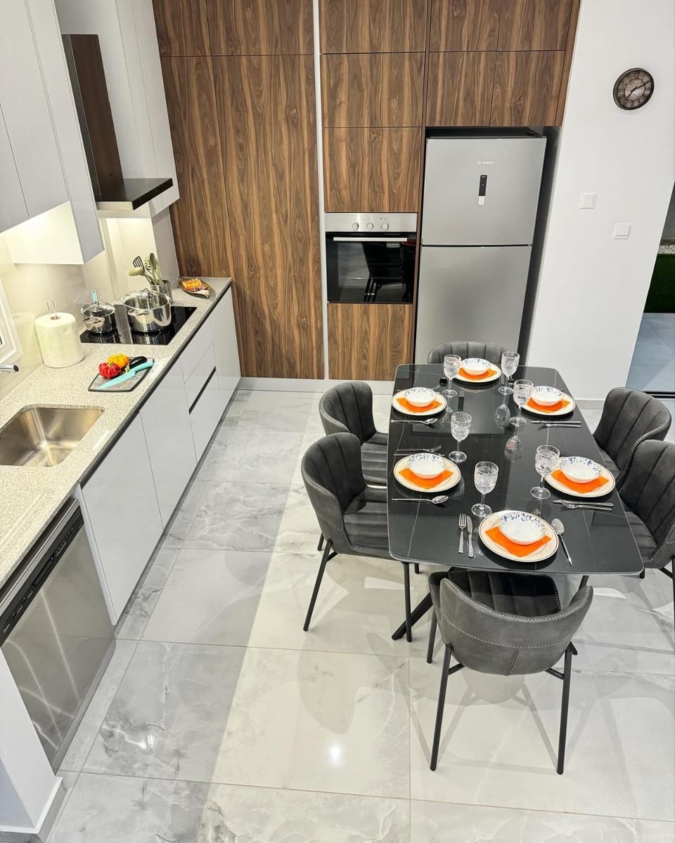 Coffee/tea facilities, Kitchen or kitchenette, Dining area, oven, stove, toaster