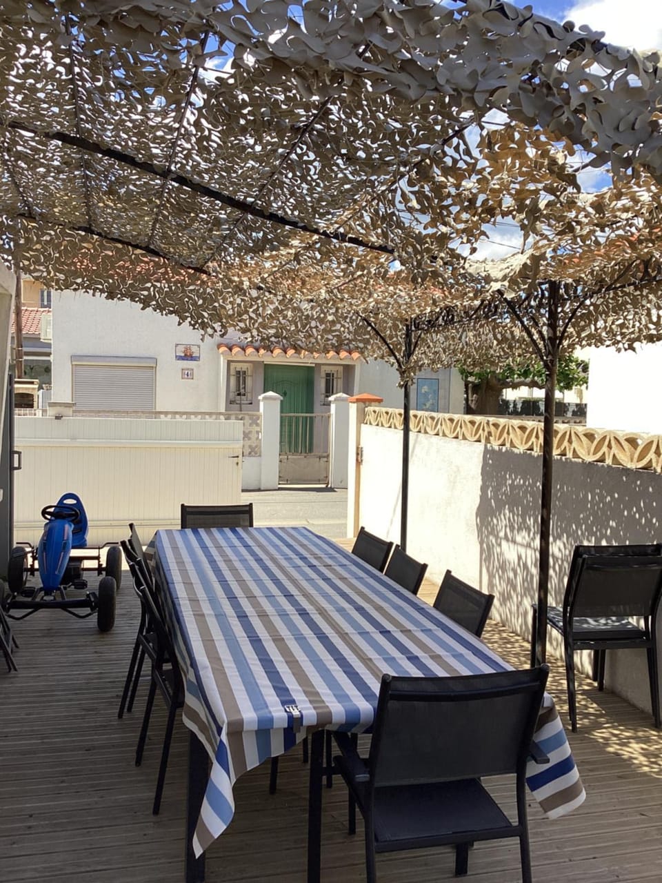 Patio, Day, Dining area