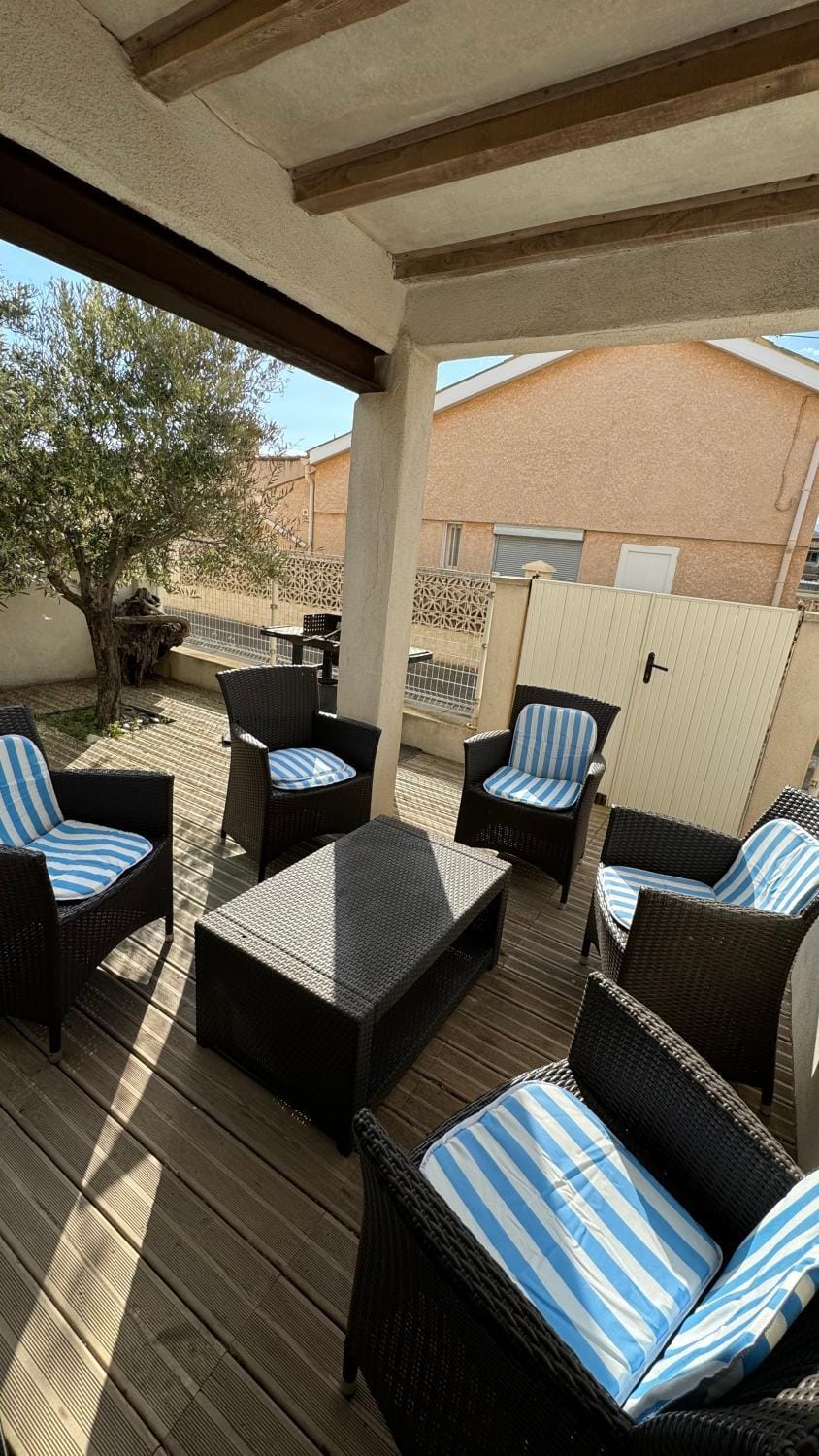 Patio, Day, Living room