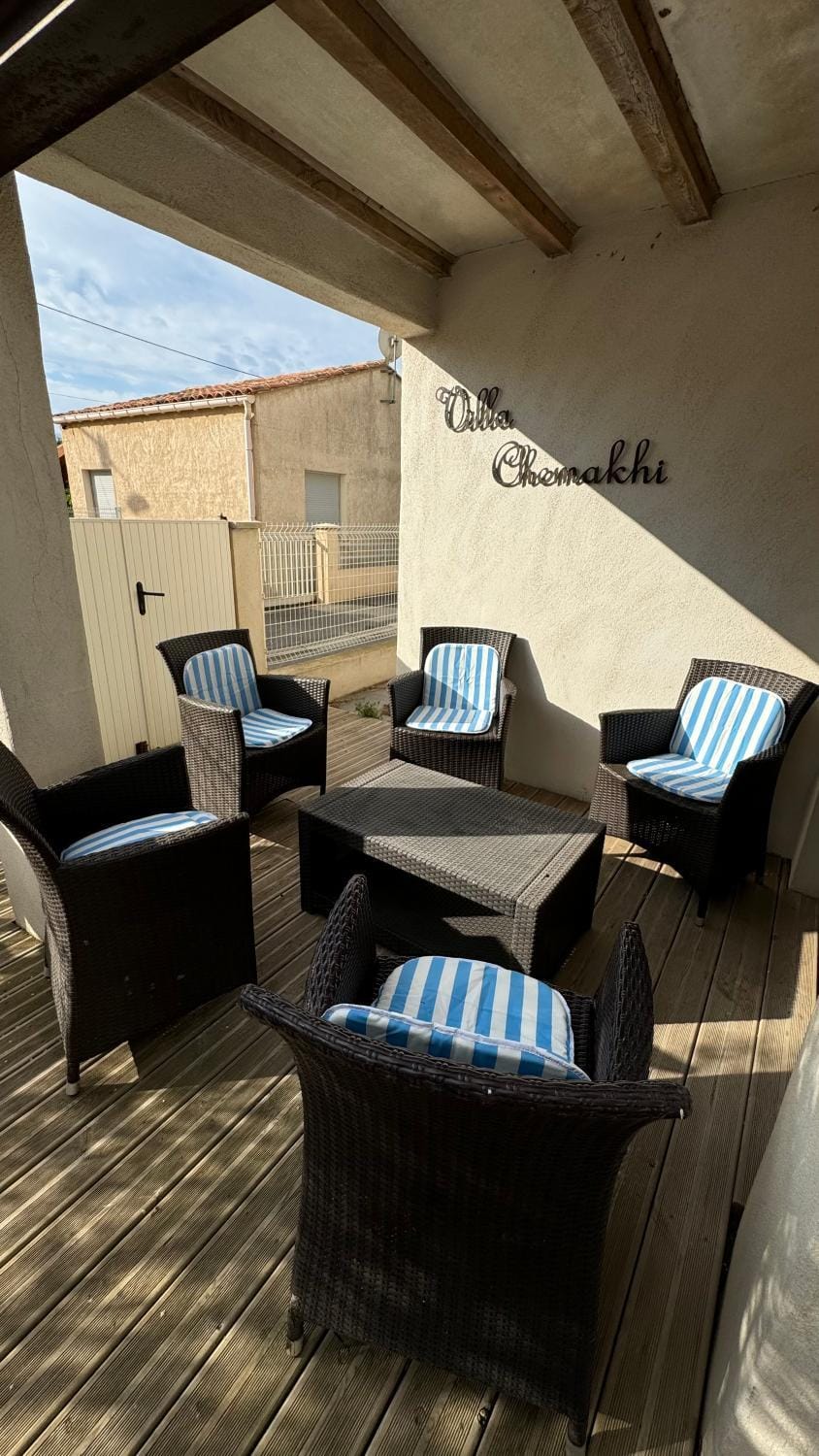 Patio, Day, Living room