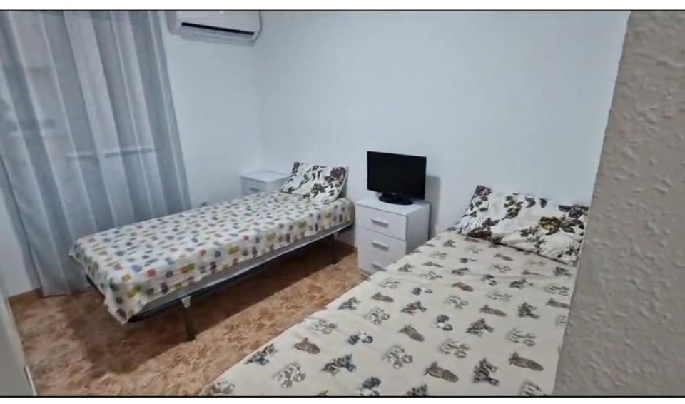 Bed, Photo of the whole room, air conditioner