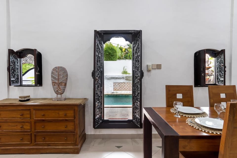 Dining area, Pool view, Swimming pool