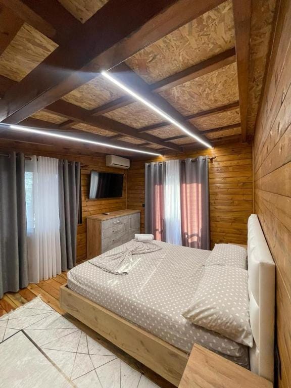 Bed, TV and multimedia, Photo of the whole room, Bedroom